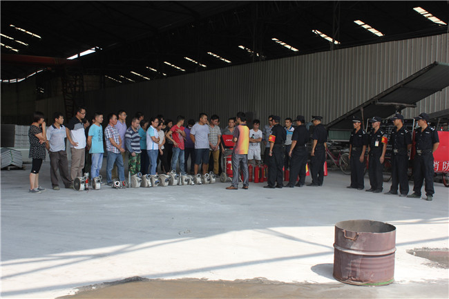 應(yīng)急消防演練，保車(chē)間安全生產(chǎn)