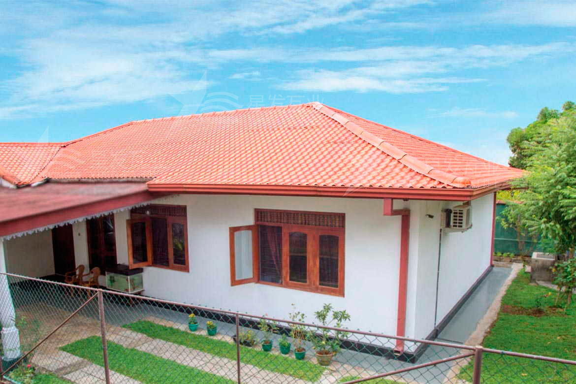 合成樹脂瓦和彩鋼瓦價(jià)格哪個(gè)更便宜，性價(jià)比誰更高一些？