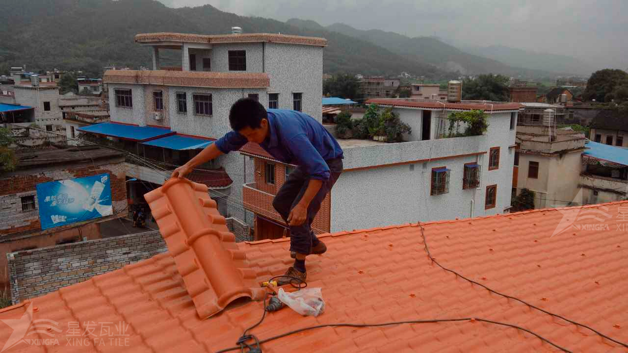 合成樹脂瓦與鐵皮瓦在性能和優(yōu)點上的區(qū)別和差異？
